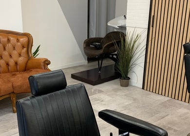 Interni eleganti del Verve Men Salon a Selargius, Sardegna, IT con poltrone e divano classico.