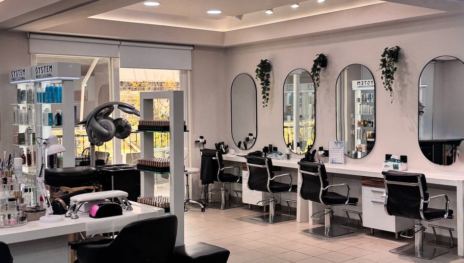 Άνετος εσωτερικός χώρος του NJ HAIR & NAILS SALON στη Νέα Σμύρνη, GR με σύγχρονο σχεδιασμό.
