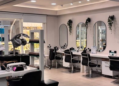 Άνετος εσωτερικός χώρος του NJ HAIR & NAILS SALON στη Νέα Σμύρνη, GR με σύγχρονο σχεδιασμό.