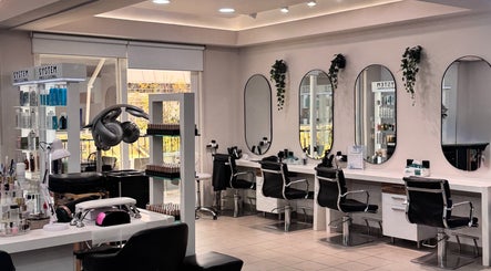 Άνετος εσωτερικός χώρος του NJ HAIR & NAILS SALON στη Νέα Σμύρνη, GR με σύγχρονο σχεδιασμό.