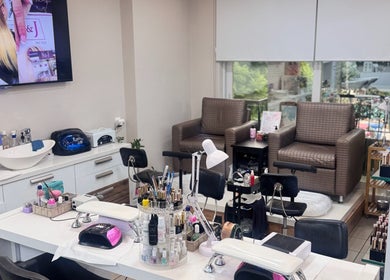 Άνετος χώρος του NJ HAIR & NAILS SALON στη Νέα Σμύρνη, GR με καρέκλες και εξοπλισμό ομορφιάς.