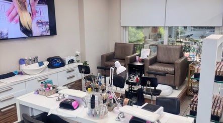 Άνετος χώρος του NJ HAIR & NAILS SALON στη Νέα Σμύρνη, GR με καρέκλες και εξοπλισμό ομορφιάς.