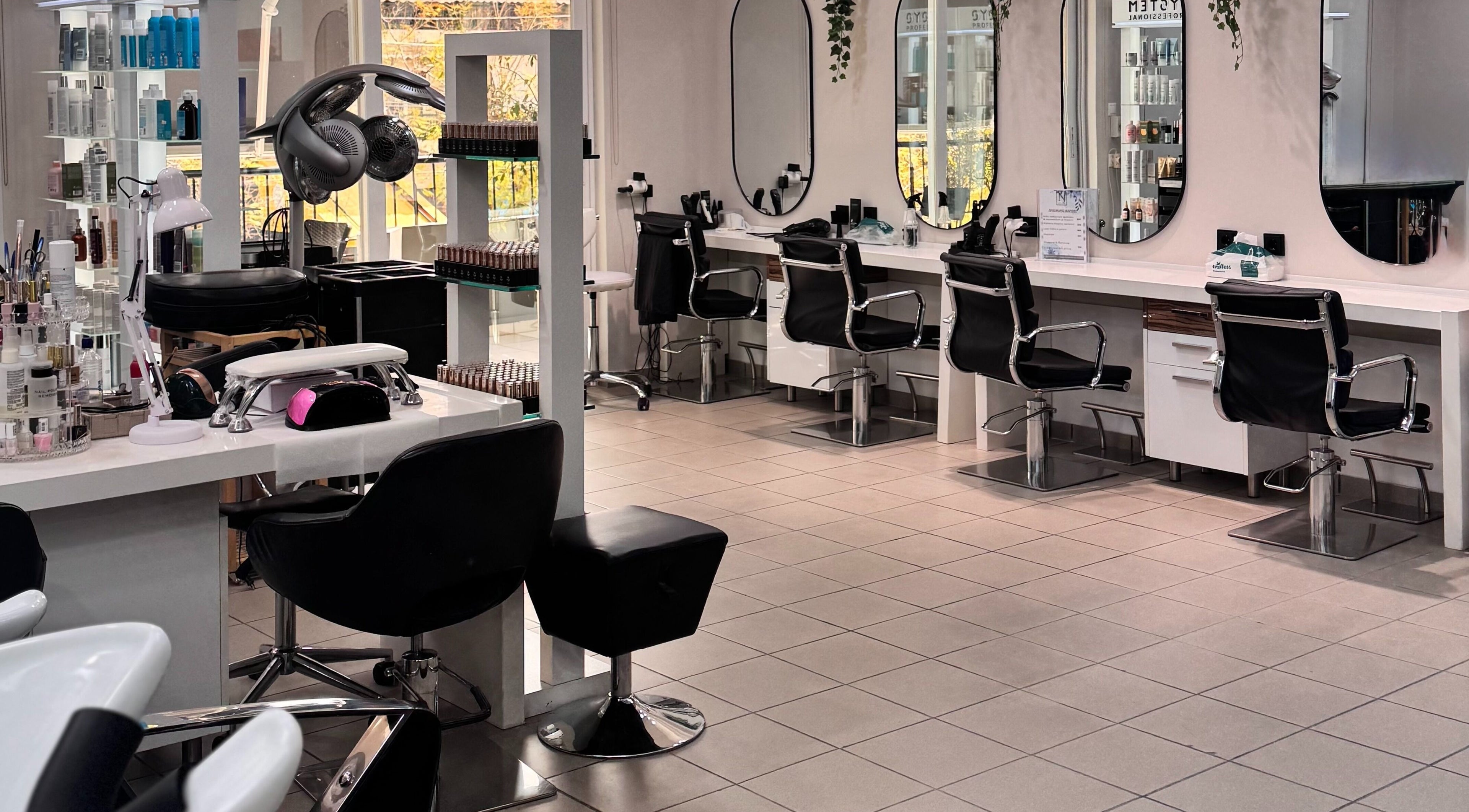 Εσωτερικό NJ HAIR & NAILS SALON στη Νέα Σμύρνη, GR με κομψούς καθρέφτες και σύγχρονη διακόσμηση.