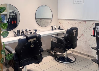 Κομψό εσωτερικό NJ HAIR & NAILS SALON, Νέα Σμύρνη, GR με μοντέρνες πολυθρόνες και καλλυντικά.