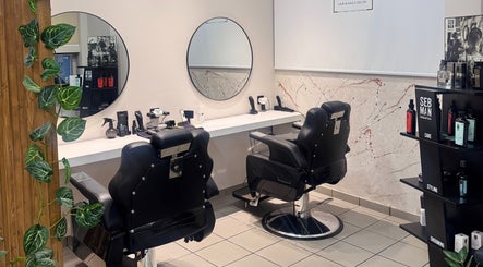 Κομψό εσωτερικό NJ HAIR & NAILS SALON, Νέα Σμύρνη, GR με μοντέρνες πολυθρόνες και καλλυντικά.