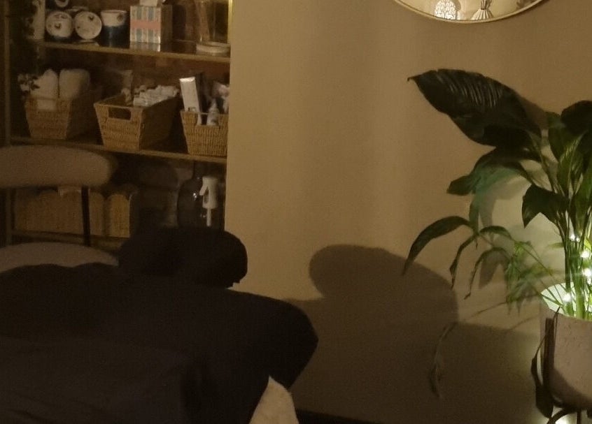 Cozy massage room at Bee Revived, Manchester, England, GB, featuring calming decor and ambient lighting.
