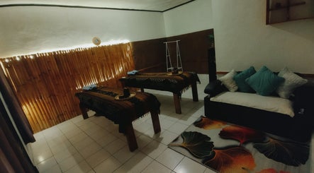 Relaxing spa room at Gili Mo Beauty Spa & Hair Salon, Nusa Tenggara Barat, ID, featuring massage tables and cozy seating.