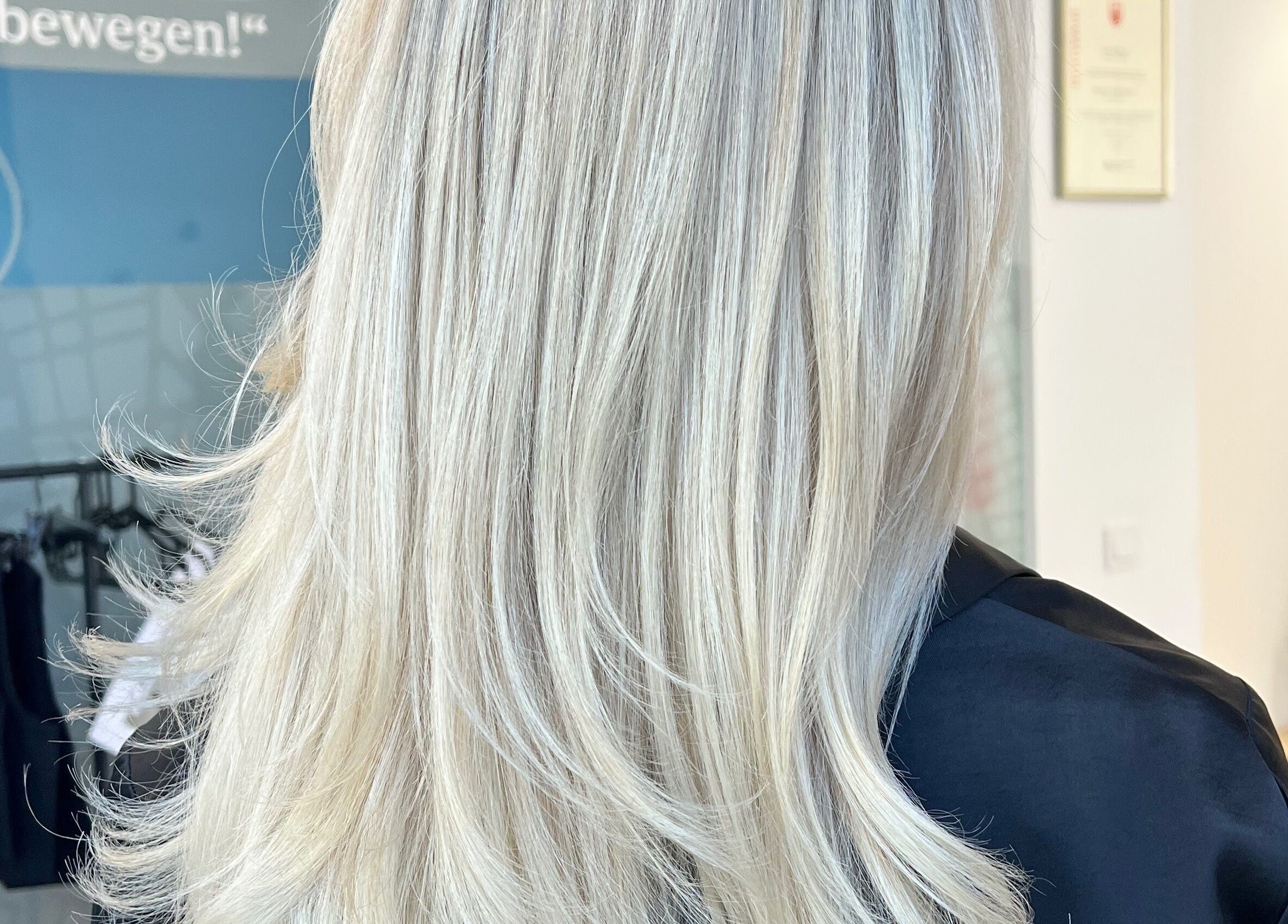 Stylish blonde haircut at LEA The Hair Loft Palma, Palma, Illes Balears, ES, showcasing sleek layers.
