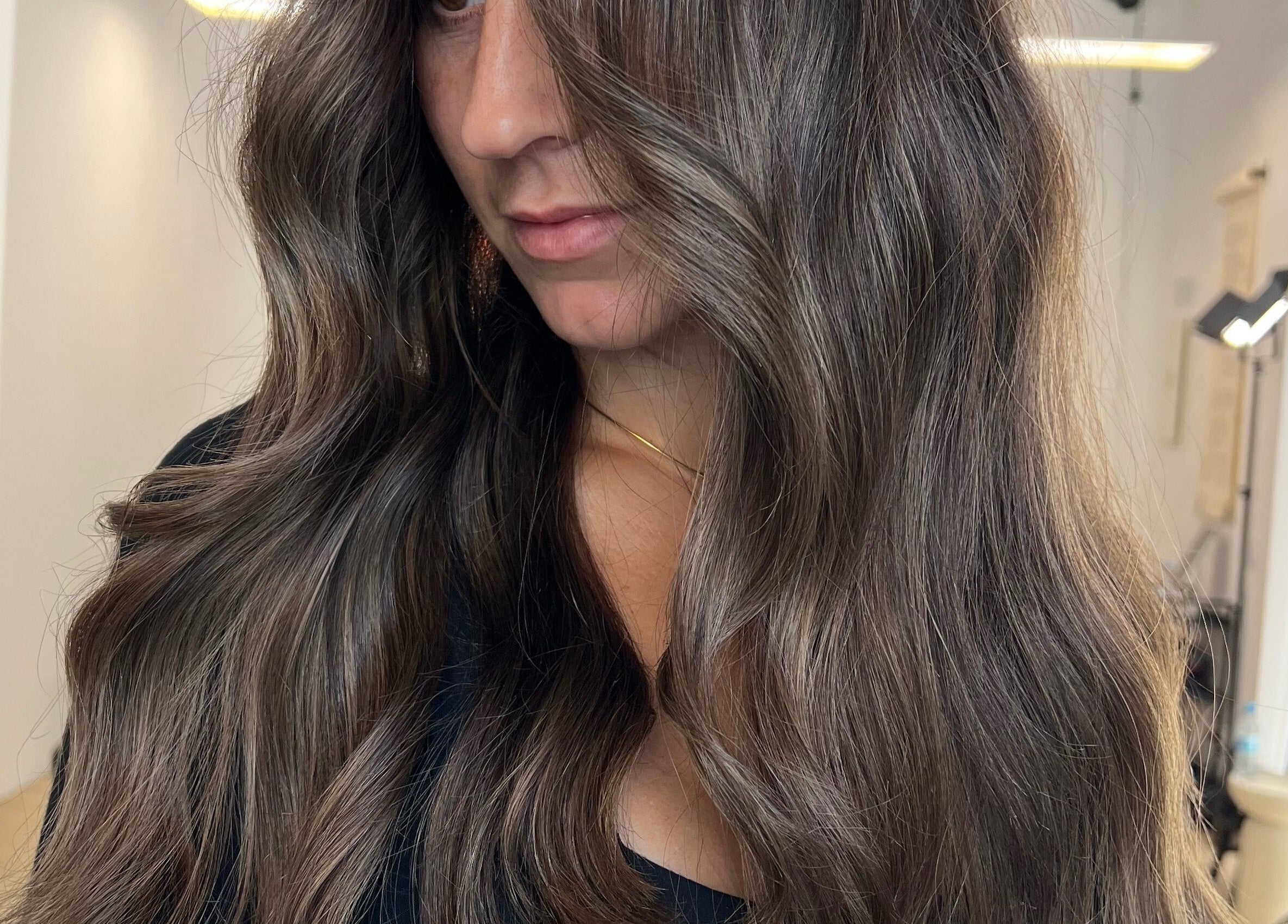 Elegant wavy hairstyle at LEA The Hair Loft Palma, showcasing sleek brunette hair in Palma, Illes Balears, ES.