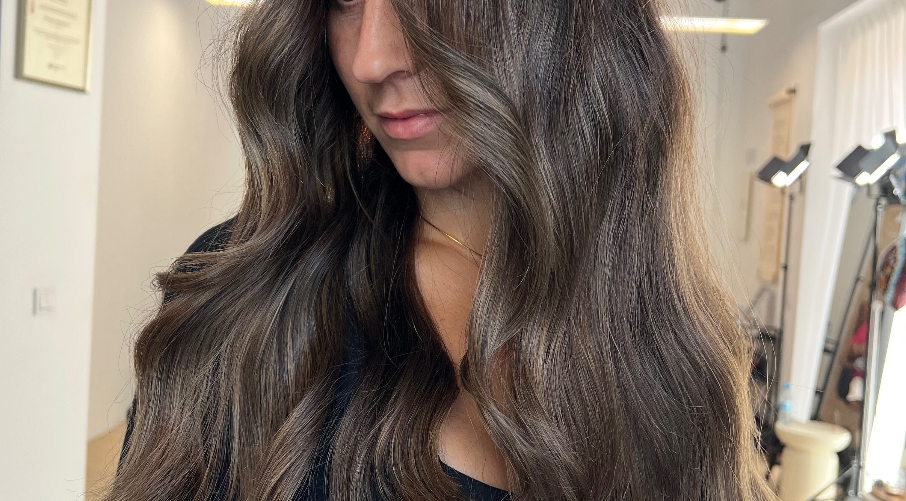 Elegant wavy hairstyle at LEA The Hair Loft Palma, showcasing sleek brunette hair in Palma, Illes Balears, ES.