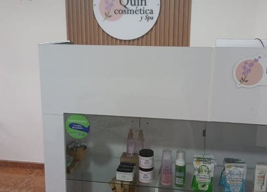 Recepción de Quin Cosmética y Spa en Soacha, Cundinamarca, CO, mostrando productos de belleza en un mostrador moderno.