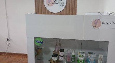 Recepción de Quin Cosmética y Spa en Soacha, Cundinamarca, CO, mostrando productos de belleza en un mostrador moderno.