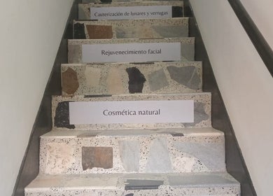 Escalera decorada con servicios en Quin Cosmética y Spa, Soacha, Cundinamarca, CO.