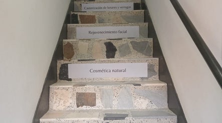 Escalera decorada con servicios en Quin Cosmética y Spa, Soacha, Cundinamarca, CO.