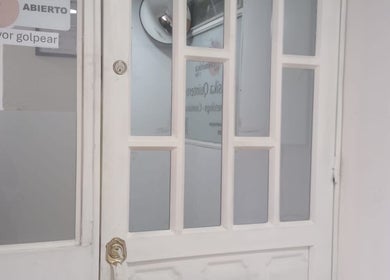 Entrada de Quin Cosmética y Spa en Soacha, Cundinamarca, CO, con puerta blanca y aviso de recepción.