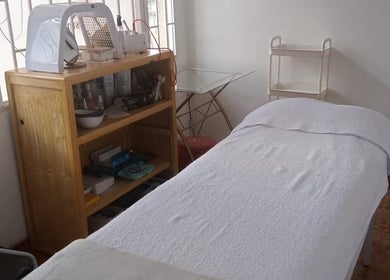 Sala de tratamiento en Quin Cosmética y Spa, Soacha, Cundinamarca, CO, equipada para relajación.