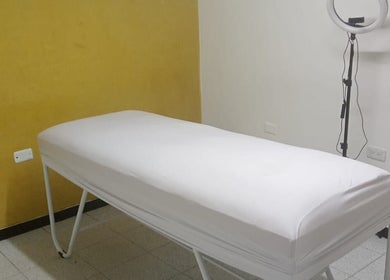 Cama de tratamiento en Quin Cosmética y Spa, Soacha, Cundinamarca, CO. Ambiente sereno y moderno.