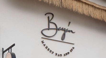 لوحة عصرية بها شعار Bayan Makeup Bar & Spa في الرياض, منطقة الرياض, SA.