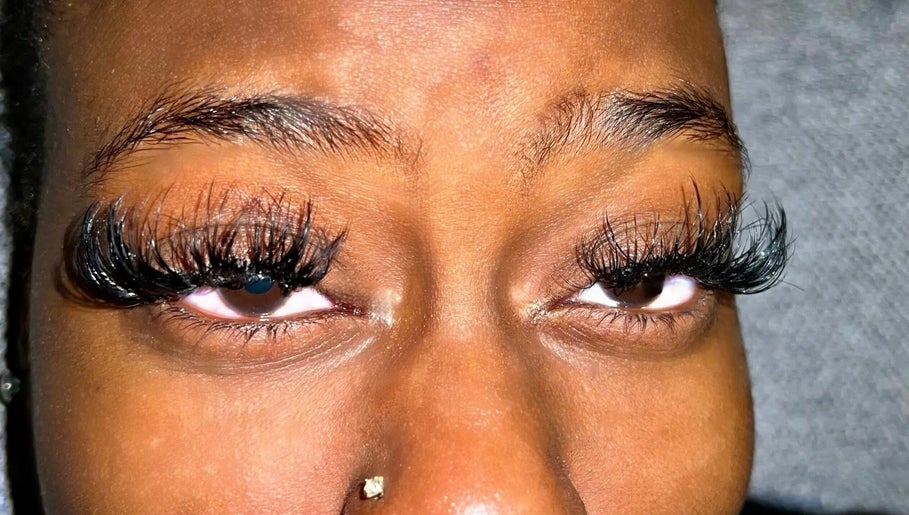 Nivarna lashes. image 1