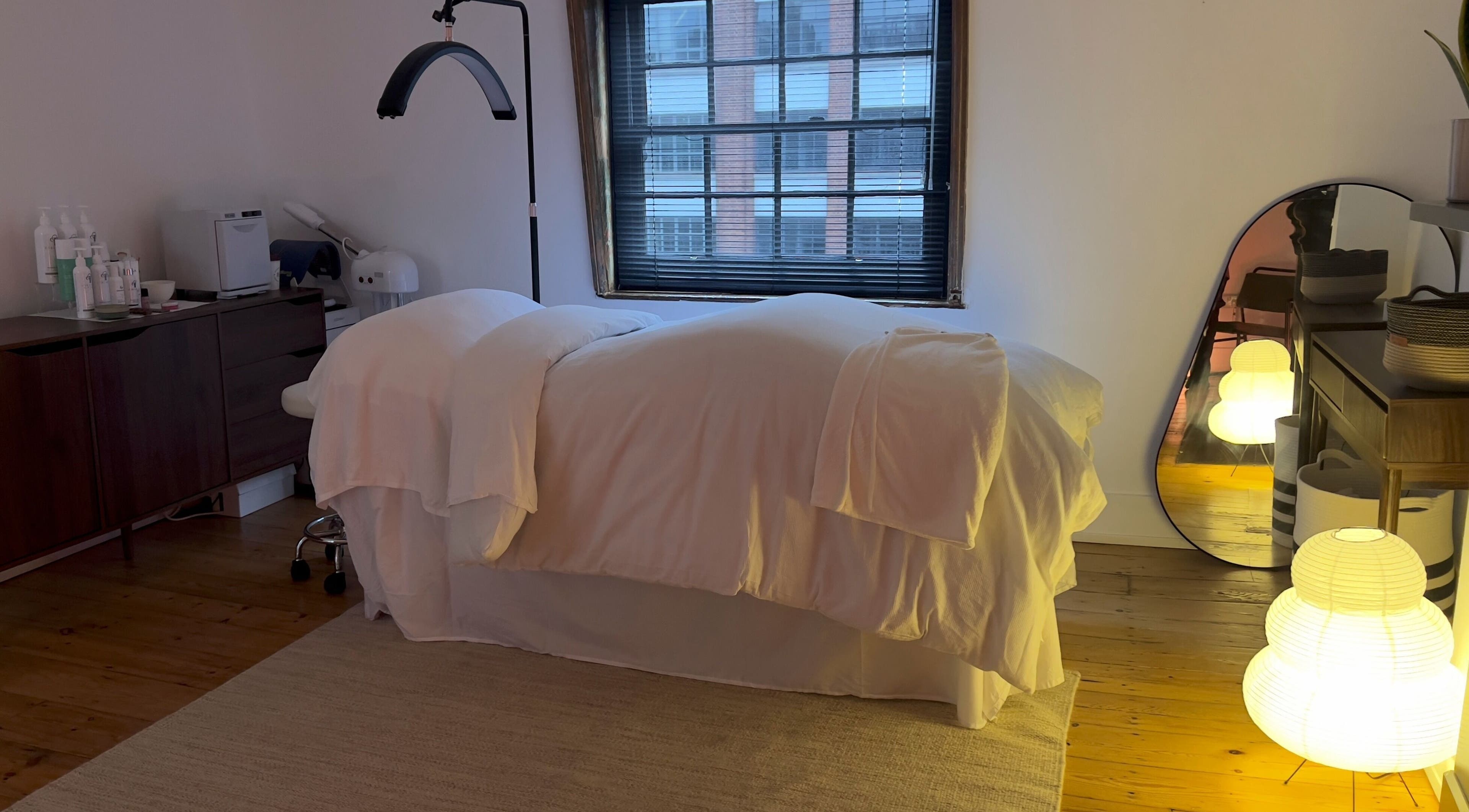 Serene treatment room at House of Kush-Kush, London, GB with cozy massage bed and warm lighting.