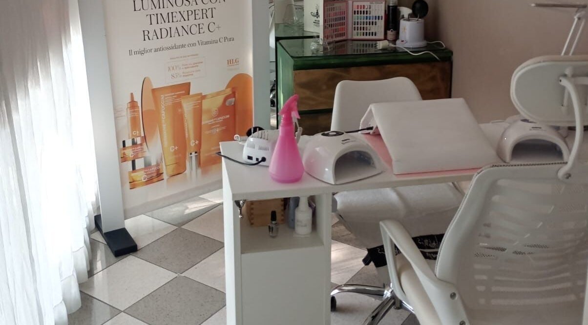 Postazione nail care presso Estetica il volo, Padova, Veneto, IT, con attrezzature moderne e poster luminoso.