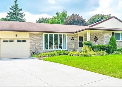 Exterior of Shawna Stemmler RMT in Kitchener, Ontario, CA with lush greenery.