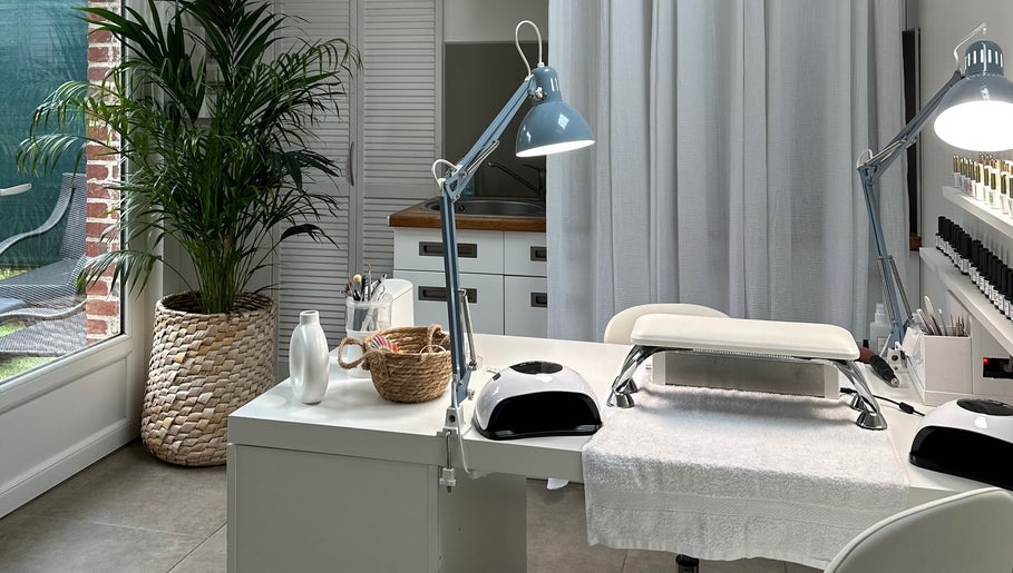 Espace esthétique moderne à L’atelier 21, Dury, Hauts-de-France, FR. Décor sophistiqué avec plantes naturelles.