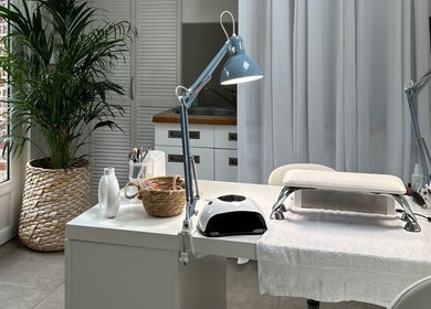 Espace esthétique moderne à L’atelier 21, Dury, Hauts-de-France, FR. Décor sophistiqué avec plantes naturelles.