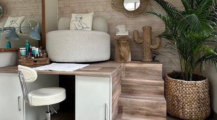 Coin détente à L’atelier 21, Dury, Hauts-de-france, FR, avec fauteuil confortable et décoration naturelle.