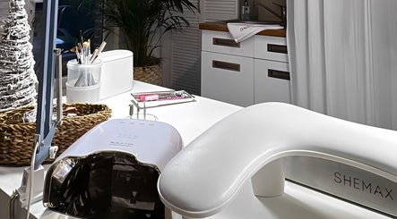 Station de manucure élégante chez L’atelier 21 à Dury, Hauts-de-france, FR avec équipements modernes.