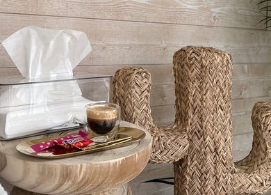 Coin relaxation à L’atelier 21, Dury, Hauts-de-France. Tissu et café sur table rustique.