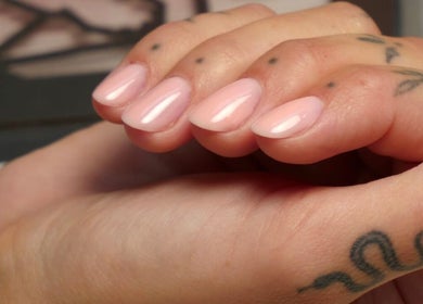 Manucure élégante chez L’atelier 21, Dury, Hauts-de-France, FR. Ongles soignés et délicatement brillants.