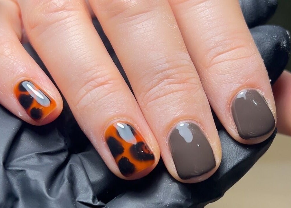 Stylish nail art with brown and tortoiseshell design at MAUDÉ Studio, Bassingbourn, England, GB.