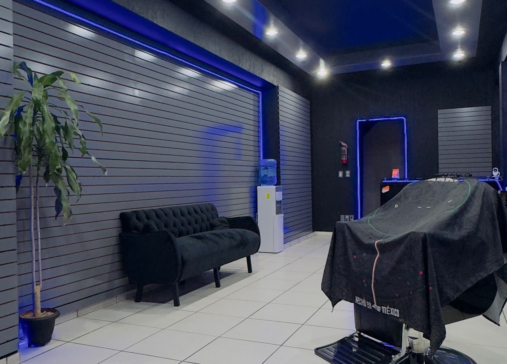 Modern barber station at Barberia Mercurio, Zapopan, Jalisco, MX with sleek furniture and ambient lighting.