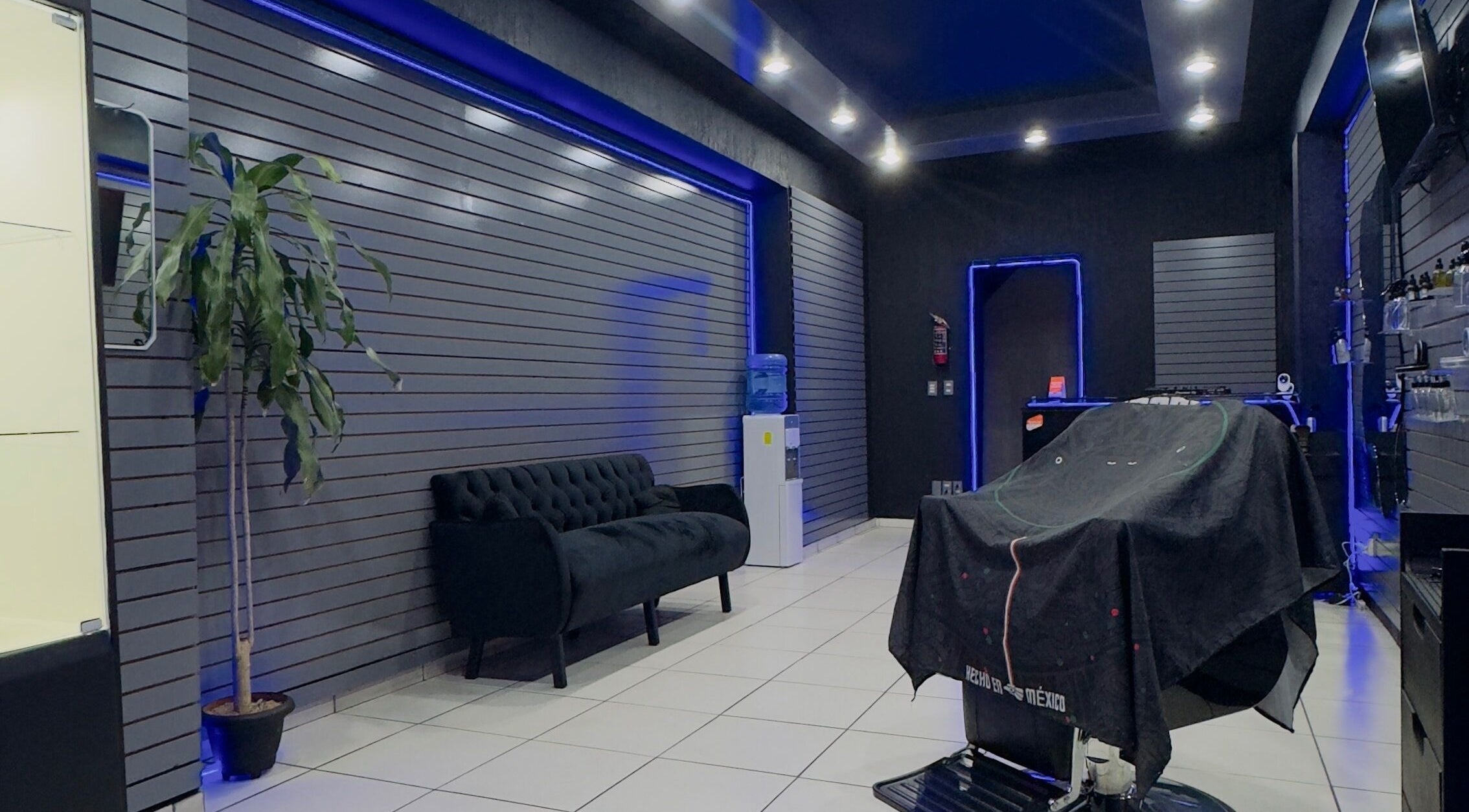 Modern barber station at Barberia Mercurio, Zapopan, Jalisco, MX with sleek furniture and ambient lighting.