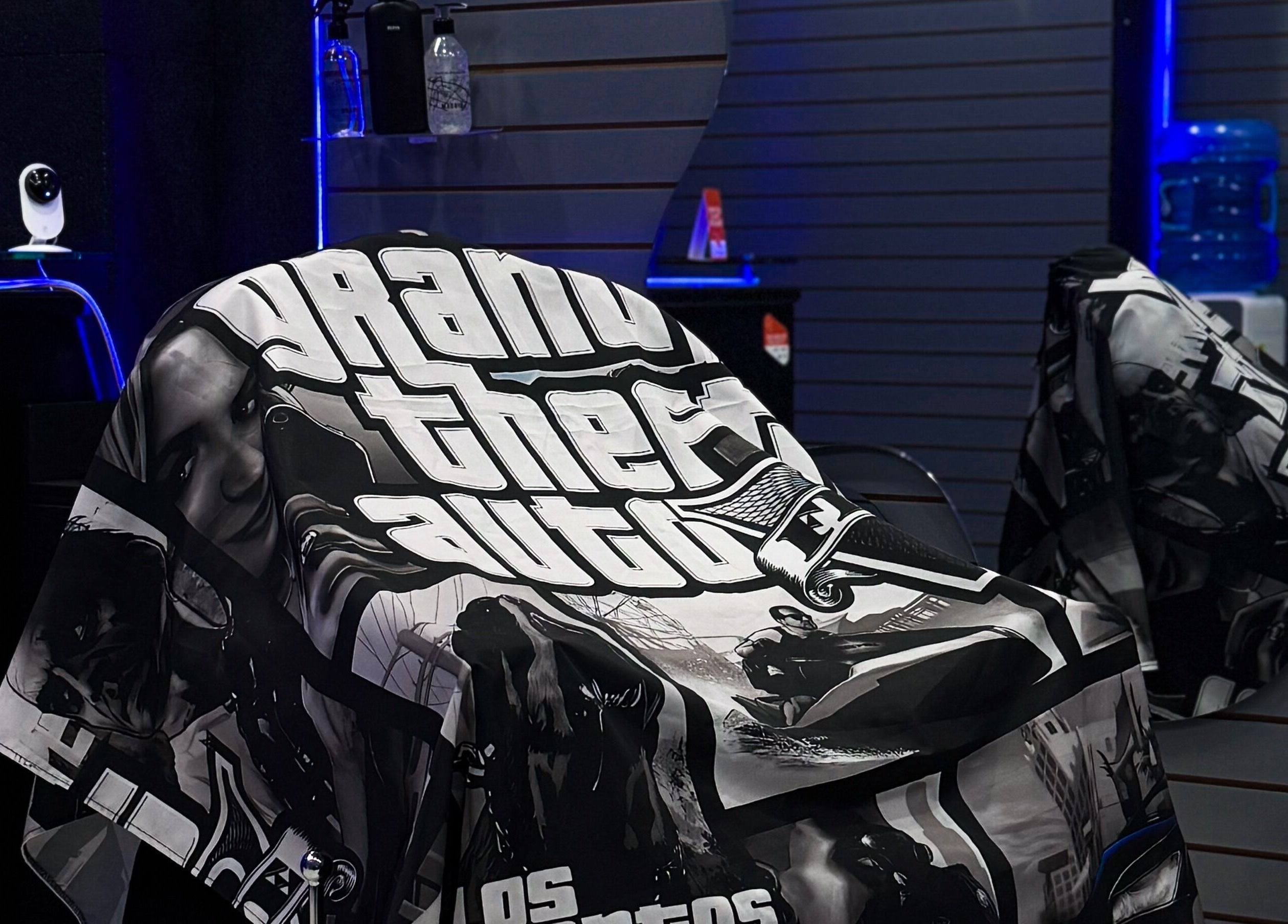 Cape with artistic design at Barberia Mercurio, Zapopan, Jalisco, MX.