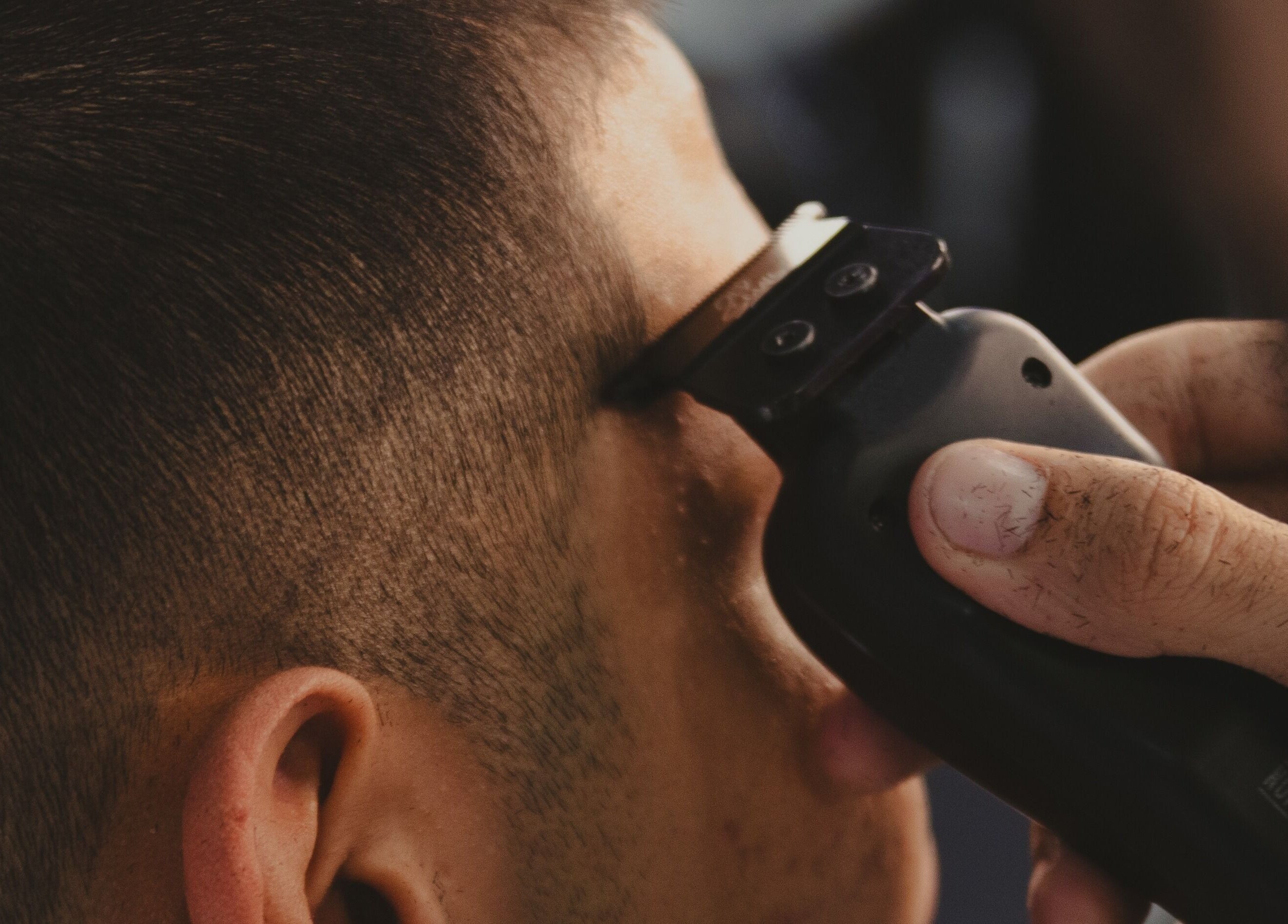 Close-up of a haircut in progress at Barberia Mercurio, Zapopan, Jalisco, MX, showcasing precise detailing.