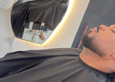 Cliente relaxa na Barbearia do IGuin em Rio De Janeiro, BR, após corte de cabelo moderno e preciso.