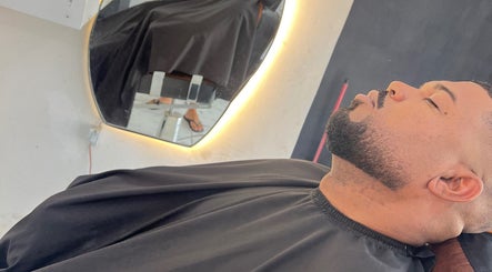 Cliente relaxa na Barbearia do IGuin em Rio De Janeiro, BR, após corte de cabelo moderno e preciso.