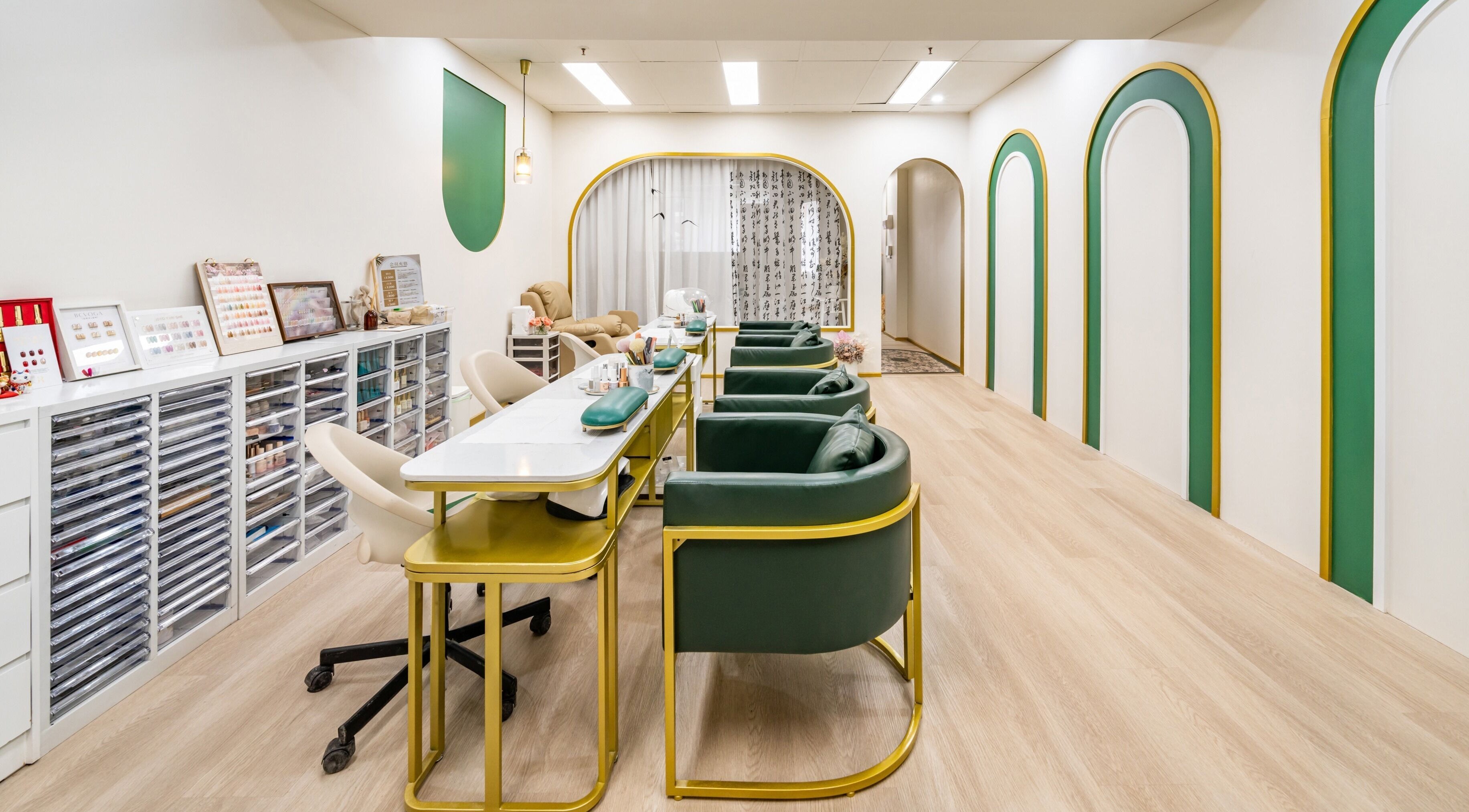 Chic, inviting interior of Supretty美学馆 in Haymarket, New South Wales, AU with elegant green accents.