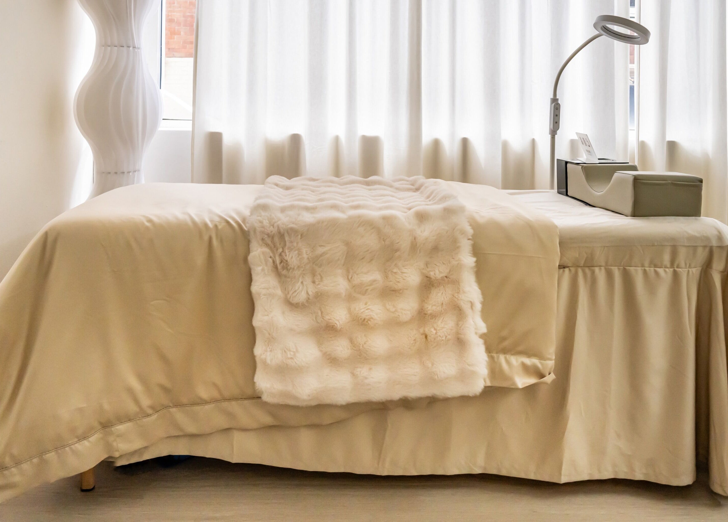 Luxurious treatment bed at Supretty美学馆 in Haymarket, New South Wales, AU, showcasing a peaceful ambiance.