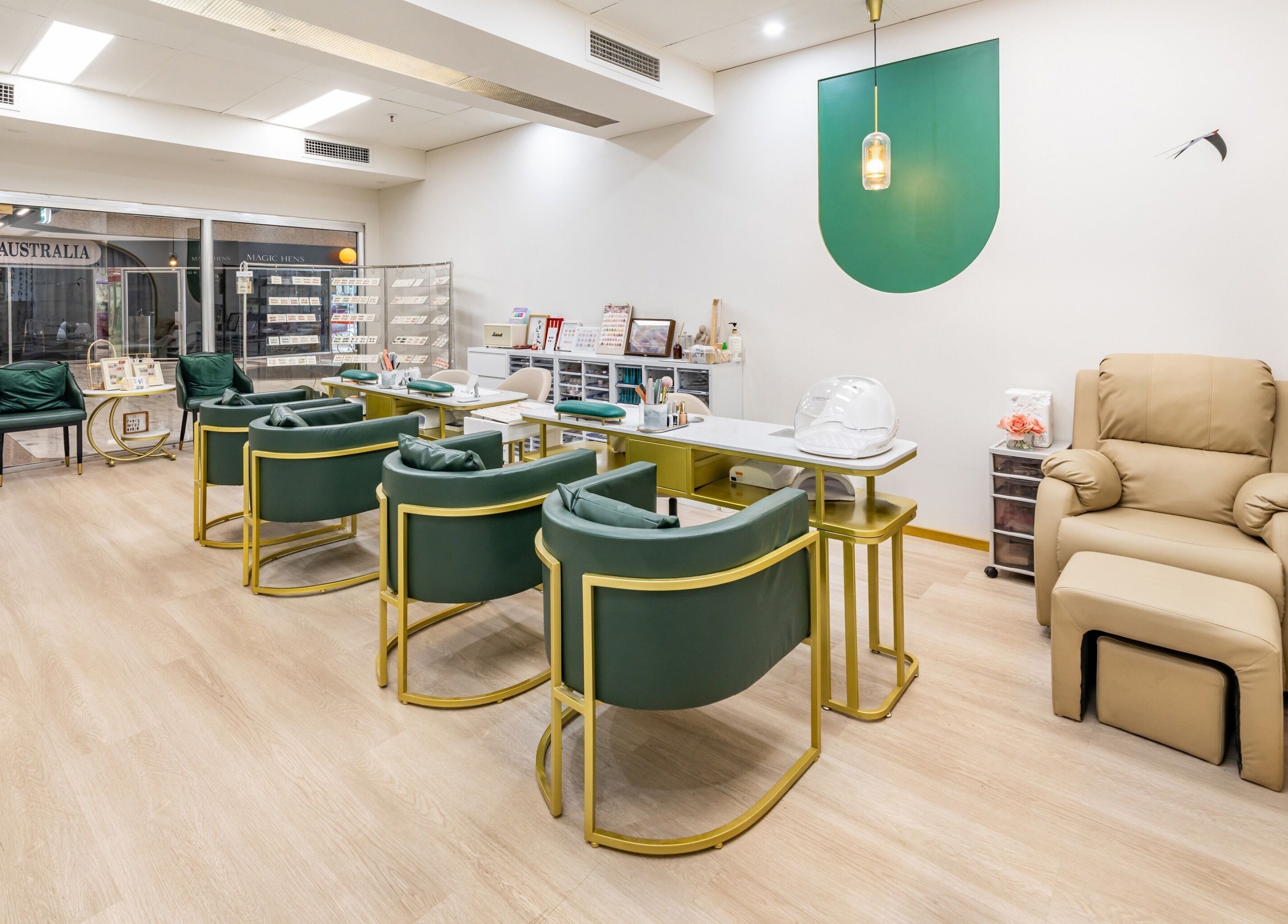 Elegant interior of Supretty美学馆 in Haymarket, New South Wales, AU featuring plush seating and modern design.