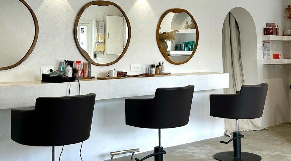 Intérieur moderne de Hann Adorée à Saint-andré, Saint-benoît, RE, avec miroirs ronds élégants.