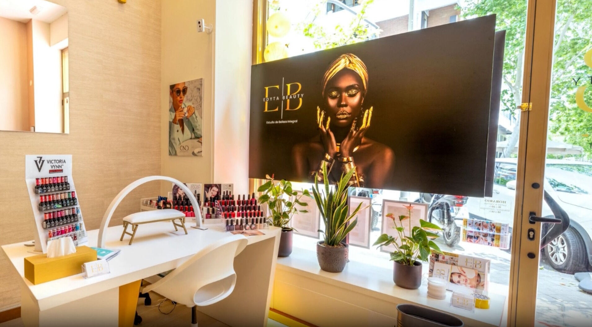 Estación de manicura en Edyta Beauty, Madrid. Elegancia moderna y productos de alta calidad.