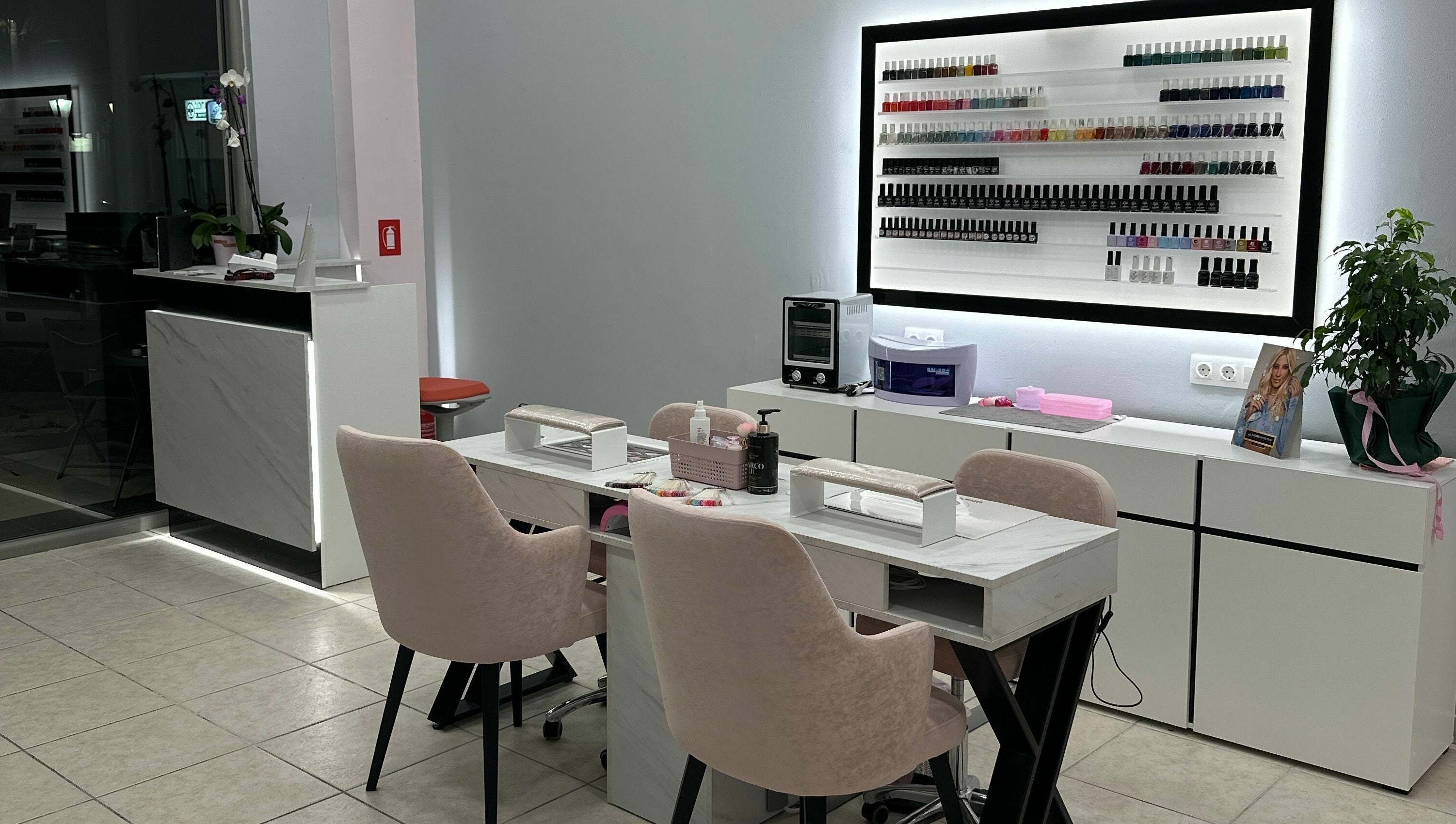 Μοντέρνος χώρος μανικιούρ στο Diva’s Nails, Παλλήνη, GR, με καθαρές καρέκλες και βερνίκια.