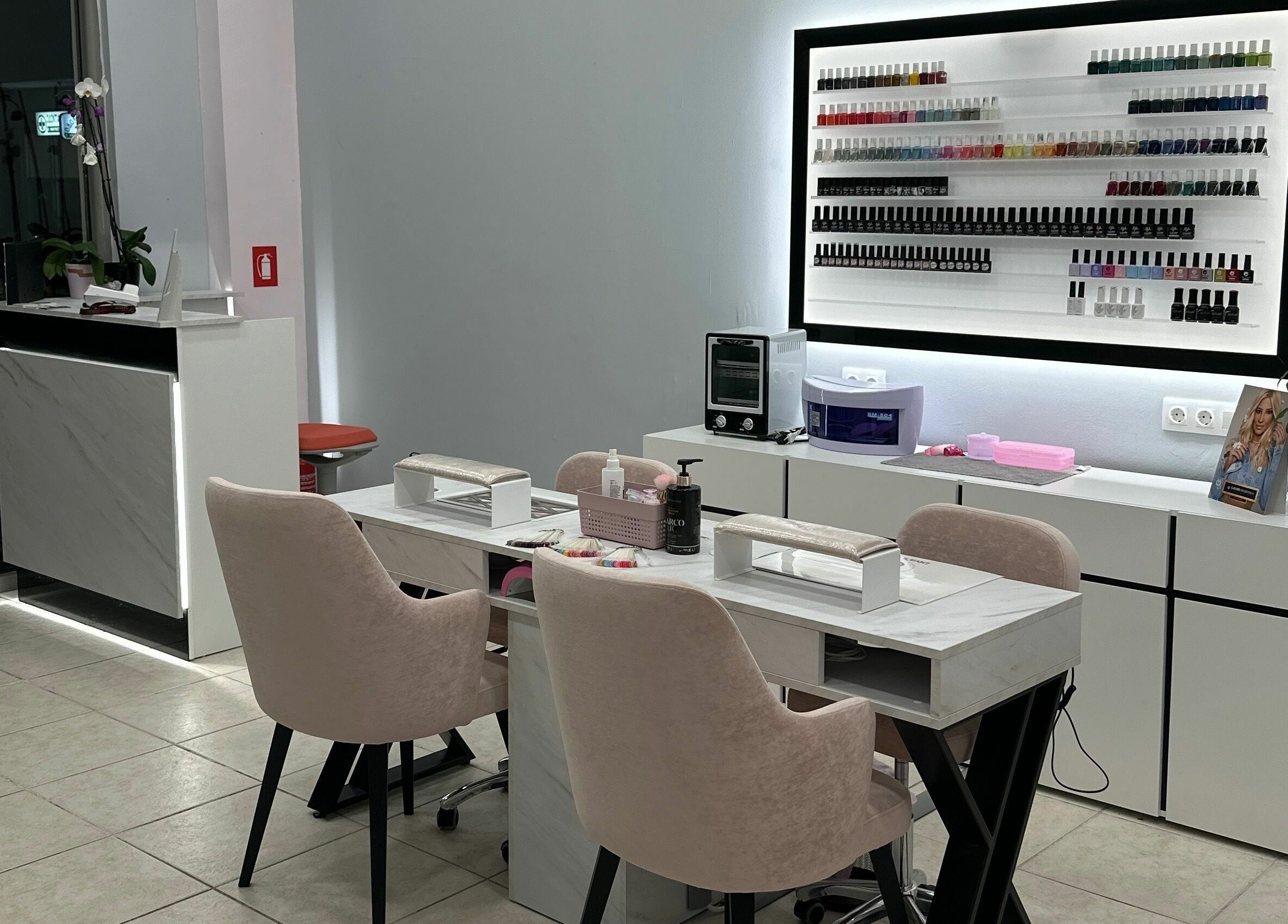 Μοντέρνος χώρος μανικιούρ στο Diva’s Nails, Παλλήνη, GR, με καθαρές καρέκλες και βερνίκια.