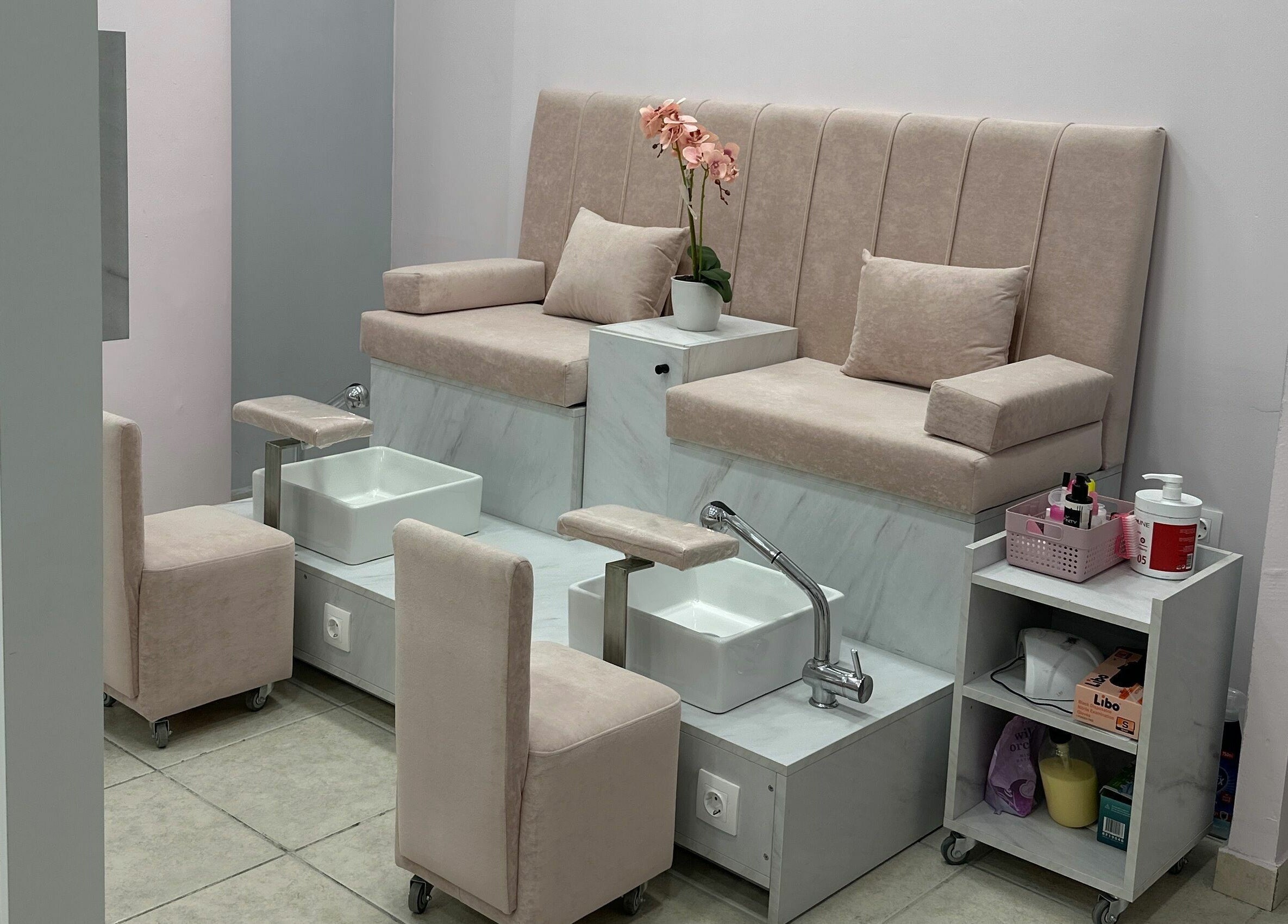 Κομψή αίθουσα πεντικιούρ στο Diva's Nails, Παλλήνη, GR, με μοντέρνα καθίσματα και μονάδες πλύσης.