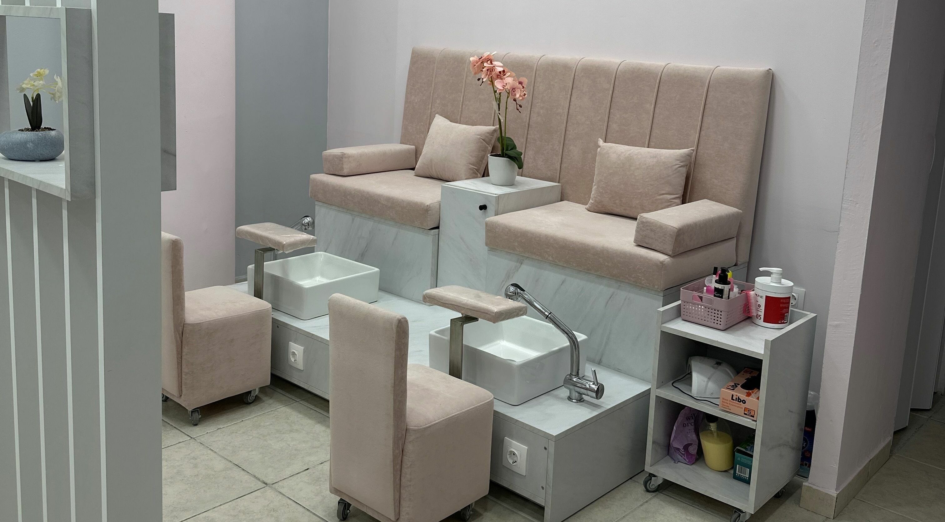 Κομψή αίθουσα πεντικιούρ στο Diva's Nails, Παλλήνη, GR, με μοντέρνα καθίσματα και μονάδες πλύσης.