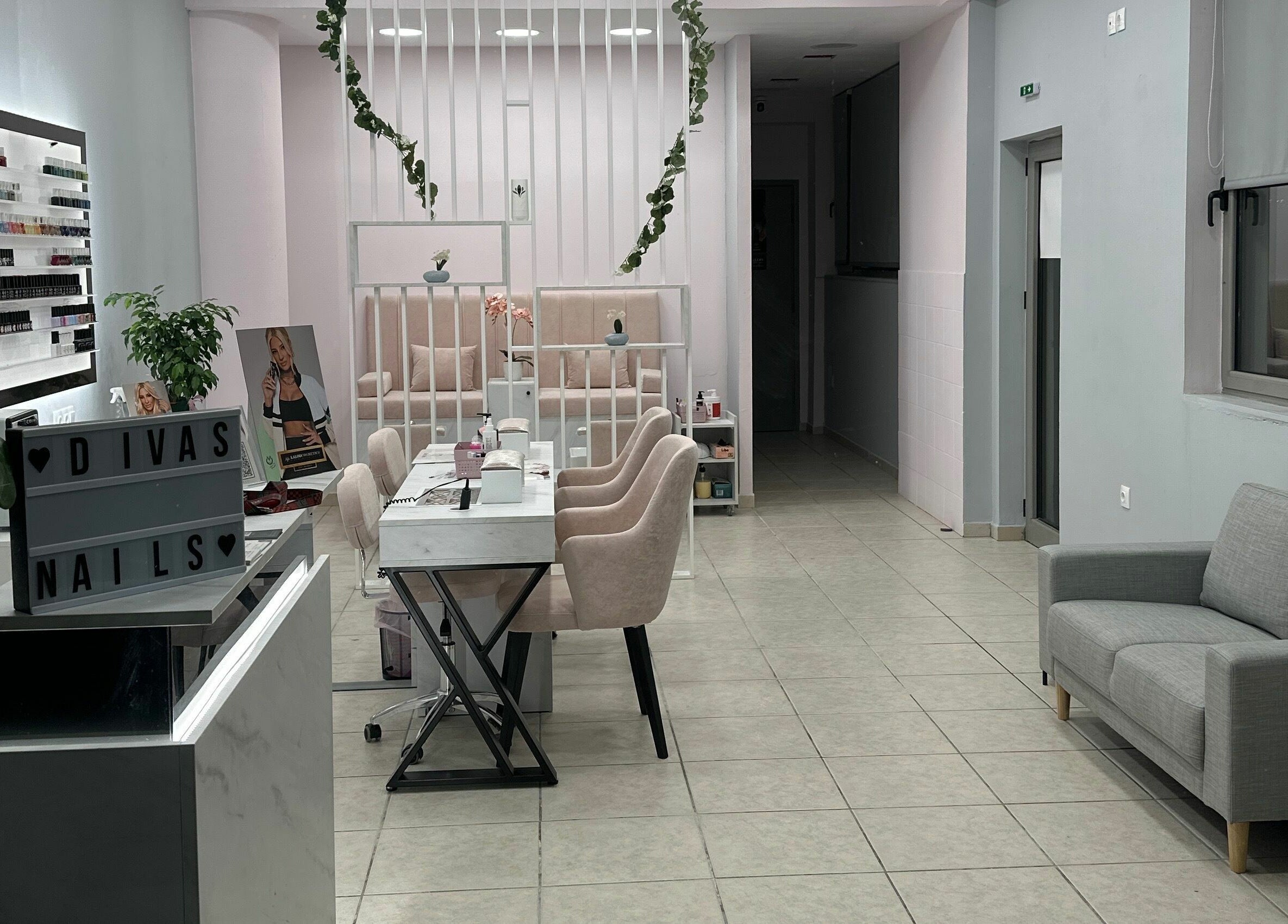 Εσωτερικό χώρου Diva’s Nails στην Παλλήνη, GR με μοντέρνα διακόσμηση και άνετη ατμόσφαιρα.