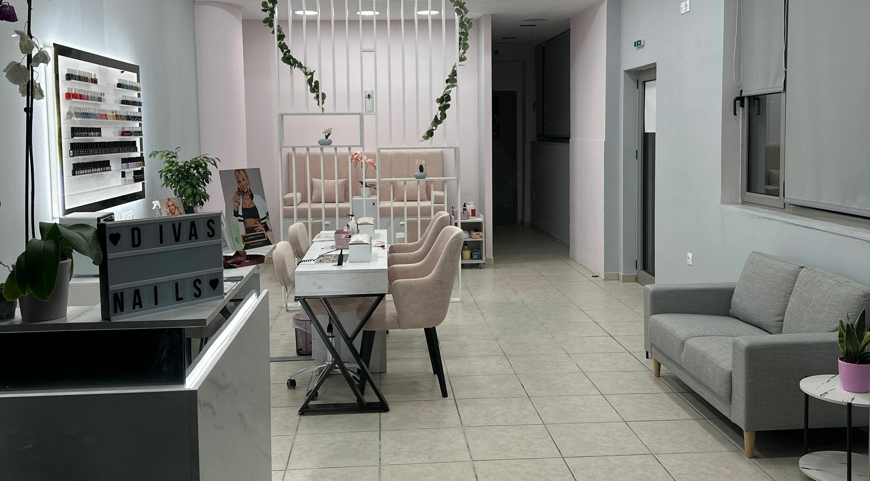 Εσωτερικό χώρου Diva’s Nails στην Παλλήνη, GR με μοντέρνα διακόσμηση και άνετη ατμόσφαιρα.